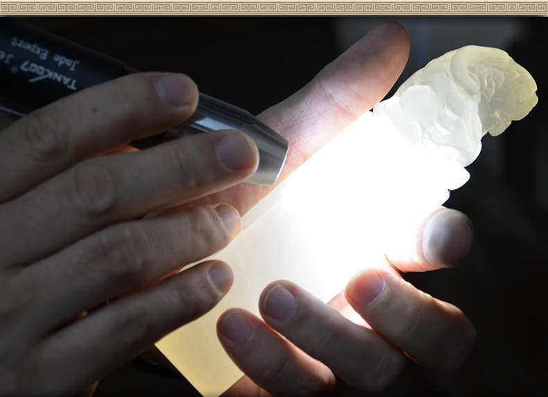 照玉強光手電筒不只可以鑒定琥珀，還可以鑒別各種的玉石、原石