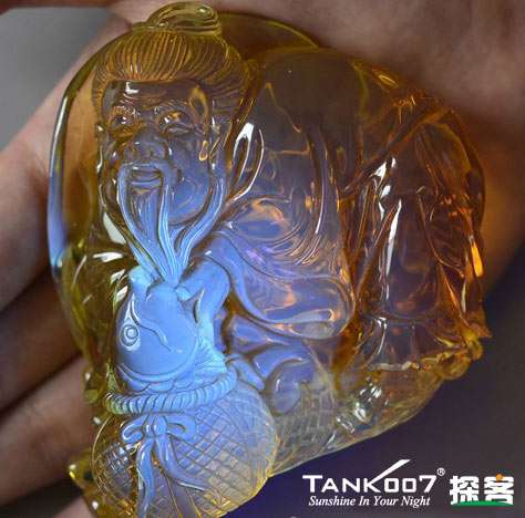 網(wǎng)上用紫光手電鑒定琥珀的帖子這么多，哪個是真假？