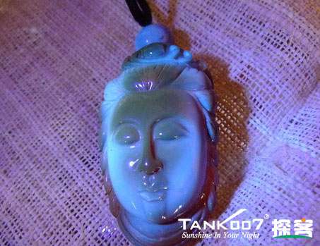 網(wǎng)上用紫光手電鑒定琥珀的帖子這么多，哪個是真假？