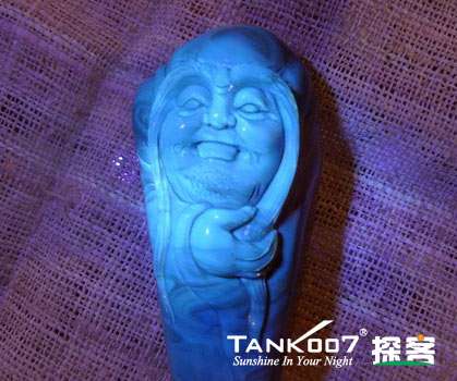 網(wǎng)上用紫光手電鑒定琥珀的帖子這么多，哪個是真假？