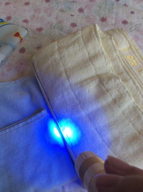  寶媽買了紫光手電，衣服上好多熒光劑，看的心慌害怕