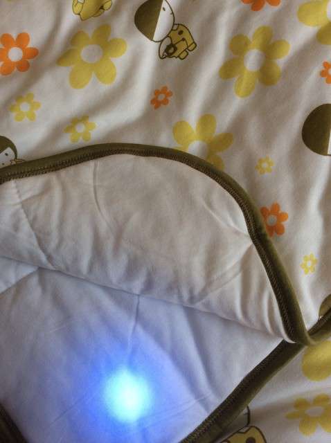  寶媽買了紫光手電，衣服上好多熒光劑，看的心慌害怕