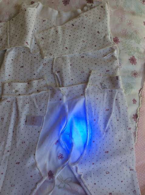  寶媽買了紫光手電，衣服上好多熒光劑，看的心慌害怕