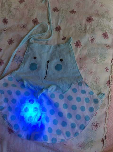  寶媽買了紫光手電，衣服上好多熒光劑，看的心慌害怕