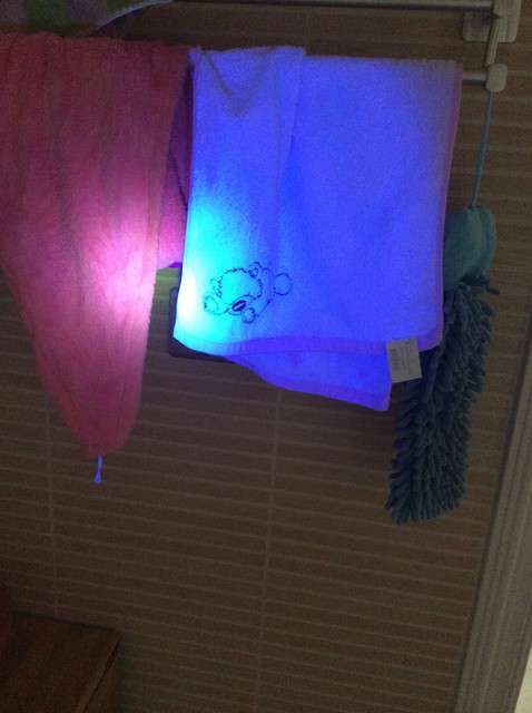  寶媽買了紫光手電，衣服上好多熒光劑，看的心慌害怕